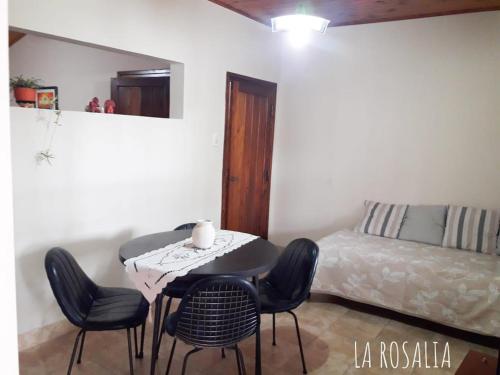 Habitación con mesa, sillas y cama en LA ROSALIA en San Salvador de Jujuy