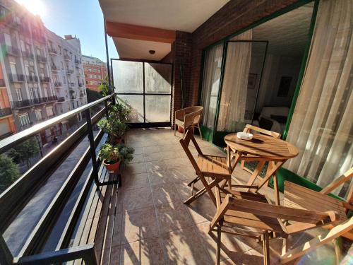a balcony with a table and chairs on a balcony at Apartamento Ruzafa in Valencia