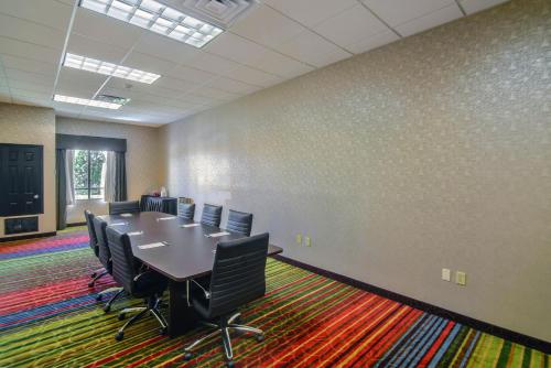 Бизнес-центр и/или конференц-зал в Holiday Inn Arlington Northeast by IHG