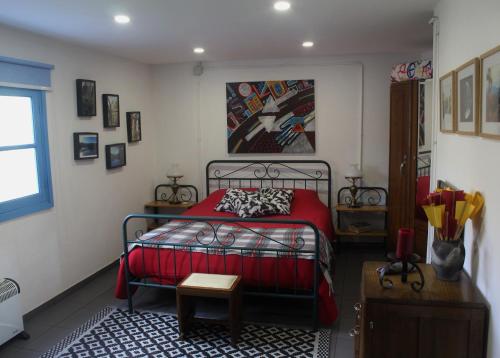 sypialnia z łóżkiem z czerwoną kołdrą w obiekcie 5ª d'azenha - River and Nature w mieście Amarante