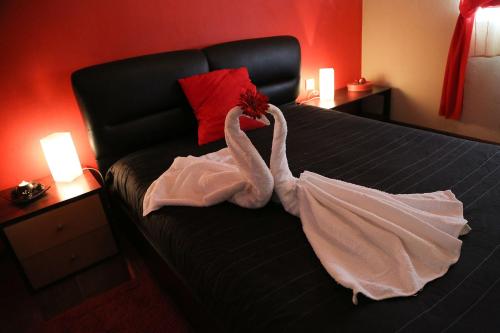 a bedroom with a bed with two swans on it at SEIA Alojamentos Leitao in Seia