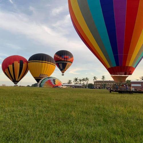 a group of colorful hot air balloons in a field at Hotel Garrafão - Rua Principal de Boituva in Boituva