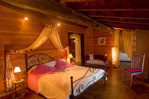 um quarto com uma cama num chalé de madeira em El Casal em Prats-de-Mollo-la-Preste