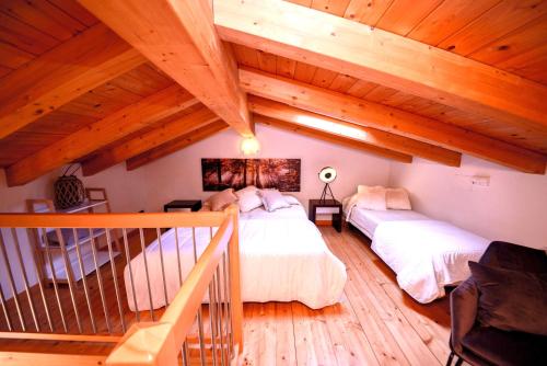 Una cama o camas en una habitación de 1Dest - Walk 2 Town