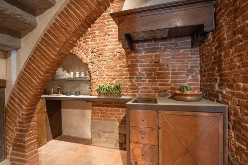 A kitchen or kitchenette at Casa del Campanaro centro storico di Lucca dentro le mura