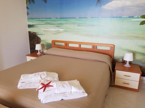 a bedroom with a bed with a painting of the ocean at Casa Laura in Acciaroli
