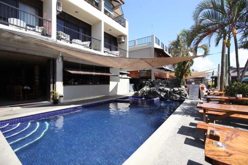 uma piscina em frente a um edifício em Smugglers Cove Beach Resort & Hotel em Nadi