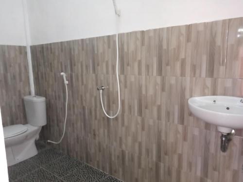 a bathroom with a toilet and a sink at Ramdan Homestay in Kuta Lombok