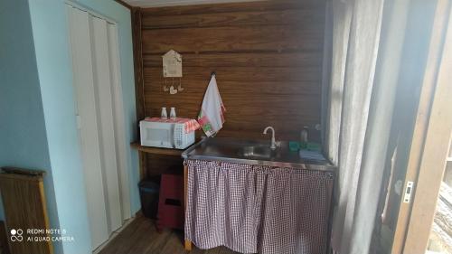 cocina con fregadero y encimera en Belo Mar, en Penha