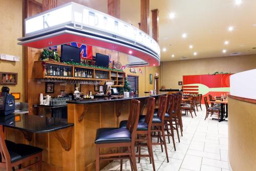 a bar in a restaurant with a lot of chairs at Holiday Inn Hotels Batesville by IHG in Batesville