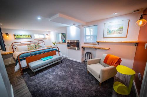 um quarto com uma cama, um sofá e uma cadeira em Gallery Suite art-cation vacation! em Nelson