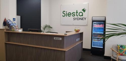 una oficina con recepción y máquina de refrescos en Siesta Sydney en Sídney