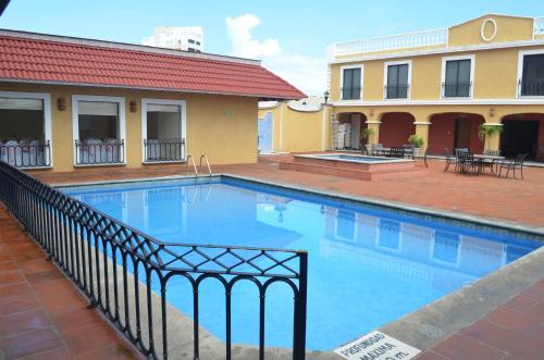a large swimming pool next to a building at Hotel Bello Veracruz in Veracruz