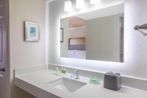 Ett badrum på Holiday Inn & Suites Boca Raton - North