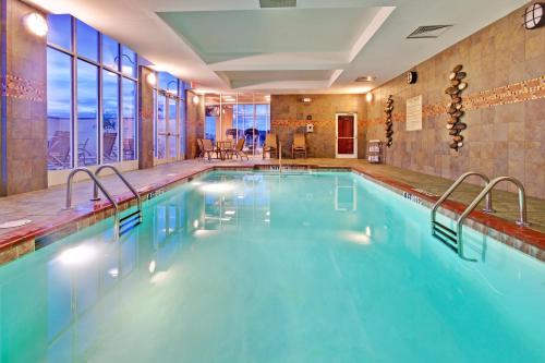 een groot zwembad met blauw water in een hotelkamer bij Holiday Inn Pearl - Jackson Area, an IHG Hotel in Pearl