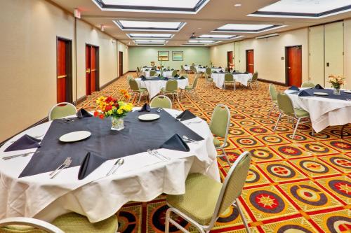 a large banquet hall with tables and chairs at Holiday Inn Pearl - Jackson Area, an IHG Hotel in Pearl