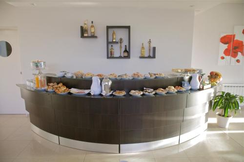 uma linha de buffet com comida em cima em Hotel Polans em Cipolletti