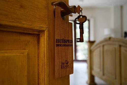 a lock on a wooden door with a tag on it at Villa Toscana ValQuirico Lofts & Suites Hotel Boutique in Santeagueda