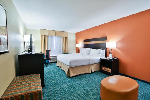 Кровать или кровати в номере Holiday Inn Bismarck by IHG