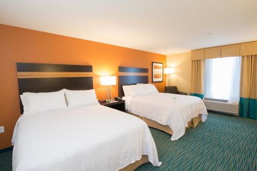 Кровать или кровати в номере Holiday Inn Bismarck by IHG