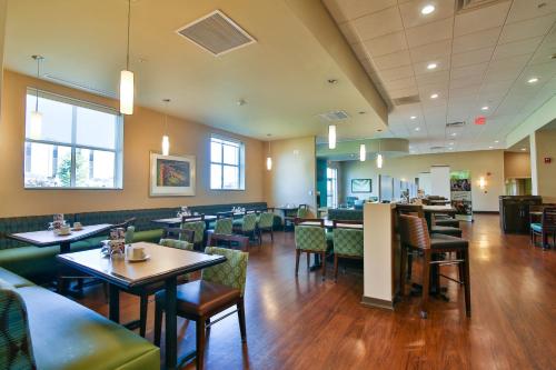 Ресторан / где поесть в Holiday Inn Bismarck by IHG