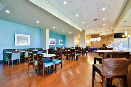 Телевизор и/или развлекательный центр в Holiday Inn Bismarck by IHG