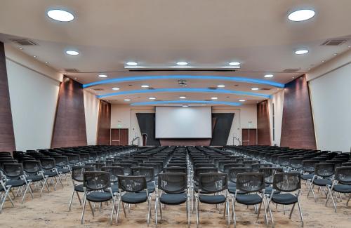 a conference room with chairs and a screen at Holiday Inn Bucaramanga Cacique by IHG in Bucaramanga