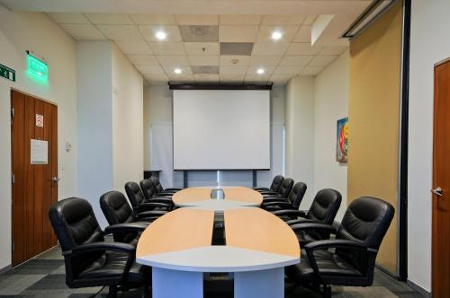 a conference room with a table and chairs at Holiday Inn Irapuato by IHG in Irapuato