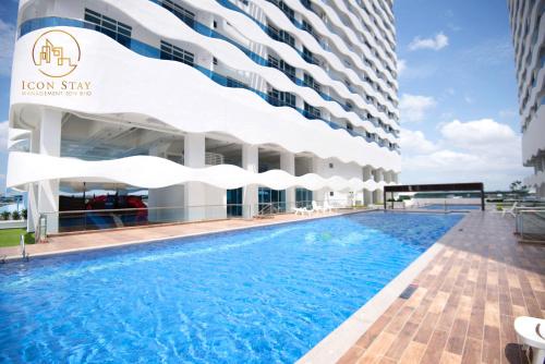 une piscine devant un bâtiment dans l'établissement The Wave Residence Melaka, à Malacca