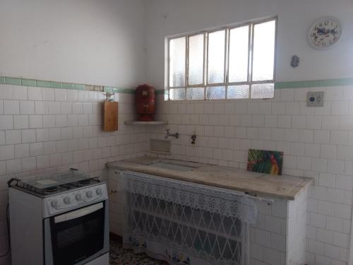uma cozinha com um fogão e um lavatório em Apart 603 - Centro Histórico em Itu
