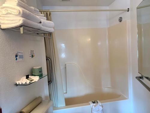 y baño con ducha y toallas blancas. en Smith Rock Resort, en Terrebonne