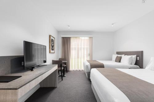 Habitación de hotel con 2 camas y TV de pantalla plana. en The Henty, en Mount Gambier