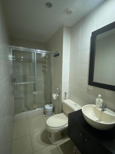 a bathroom with a toilet and a shower and a sink at CÓMODO APARTAMENTO CON VISTA AL MAR. in Salinas
