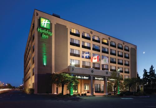 un hôtel avec un panneau à l'avant dans l'établissement Holiday Inn Montreal Longueuil, an IHG Hotel, à Longueuil