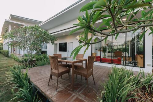 Taman di luar Aspiraya Resort