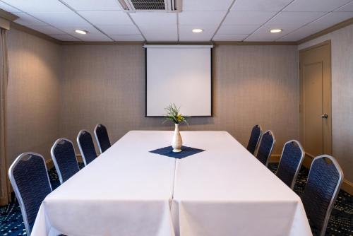 Kawasan bisnes dan/atau bilik persidangan di Doubletree By Hilton Concord Downtown