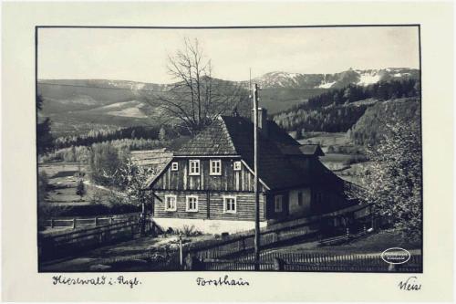 a black and white photo of a large house at Leśniczówka in Jagniątków