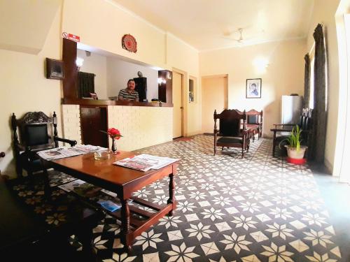 een woonkamer met een tafel en stoelen bij Hotel Megha-Traveller's Village in Nepalgunj