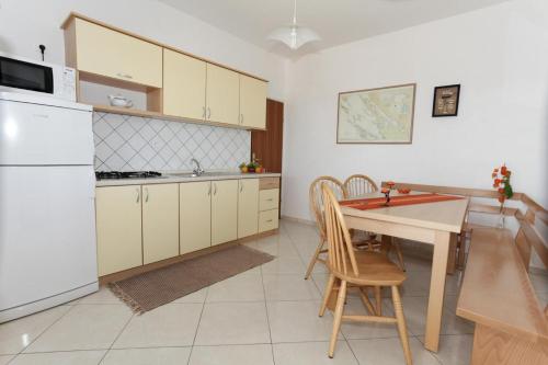 Kuchyň nebo kuchyňský kout v ubytování Holiday Home Irena