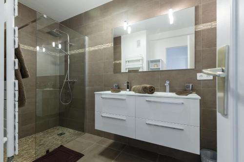 une salle de bain avec un lavabo blanc et une douche dans l'établissement GORGEOUS APT with TERRACE, ELEVATOR, AC, FREE PARKING - Le Régis, à Cagnes-sur-Mer