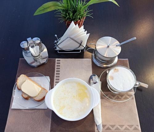 ブリャンスクにあるHotel Parusのスープ皿とパン皿