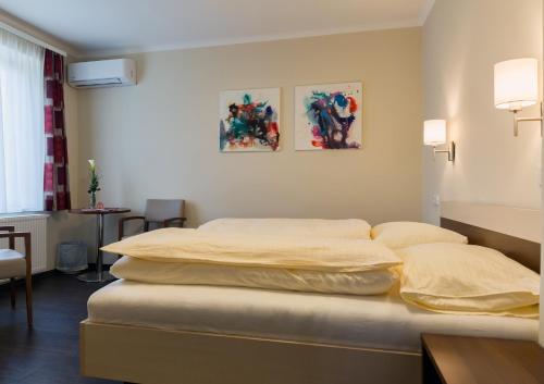 a bedroom with two beds in a room at Hotel Guidassoni in Leibnitz