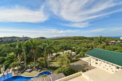 eine Luftaufnahme eines Resorts mit Pool und Palmen in der Unterkunft Hotel Soffia in Boracay