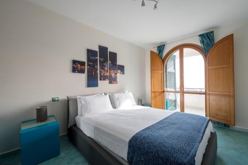 Un pat sau paturi într-o cameră la Colpo d Ali - Amazing view and Jacuzzi in Ravello