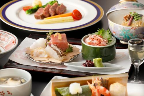 una mesa con platos de comida y tazones de comida en Gora Kansuiro, en Hakone