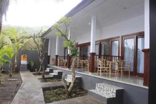 Taman di luar Teman Teman Bungalows 1