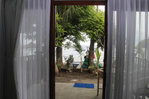 Taman di luar Teman Teman Bungalows 1