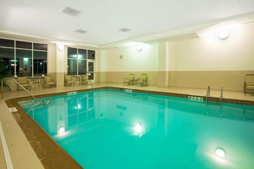 a large swimming pool in a hotel room at Holiday Inn Battle Creek by IHG in Battle Creek