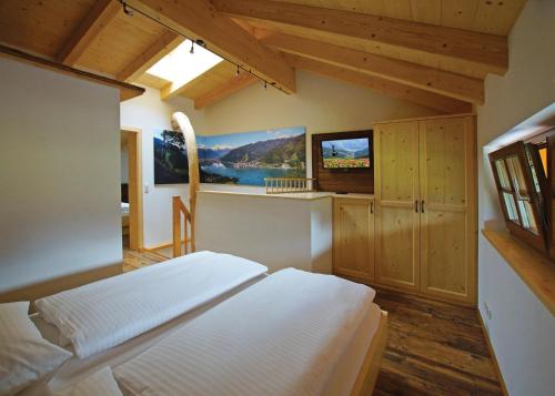 Tempat tidur susun dalam kamar di Gasthof Zacherlbräu