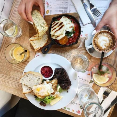 Jídlo v aparthotelu nebo okolí